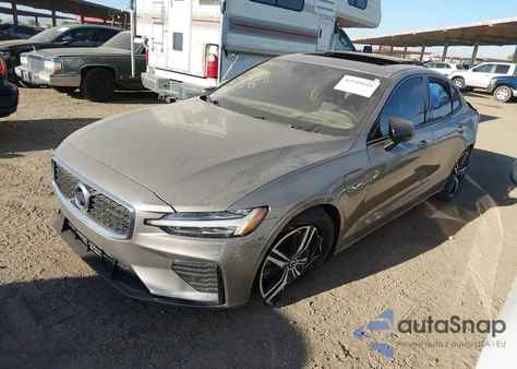 2020 Volvo S60 Hybrid T8 R-Design из США, поврежденный, VIN 7JRBR0FM7LG048519